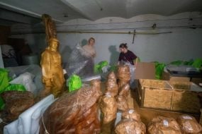 Эвакуация экспонатов после удара российского БПЛА по Художественному музею в Харькове