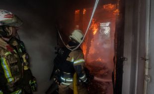 Спасатели тушат пожар после попадания российского драна в Художественный музей в Харькове
