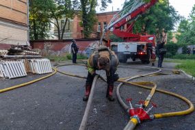 Спасатели тушат пожар после попадания российского драна в Художественный музей в Харькове