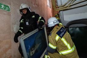 Спасатели эвакуируют картины после попадания российского драна в Художественный музей в Харькове