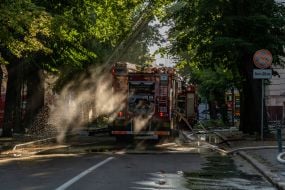 Спасатели тушат пожар после попадания российского драна в Художественный музей в Харькове