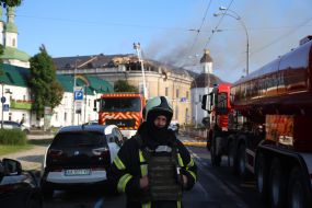Спасатели тушат пожар в Художественном арсенале после массированной атаки россии на Киев