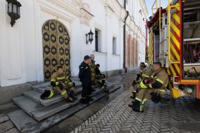 Рятувальники біля Успенського собору Києво-Печерської лаври