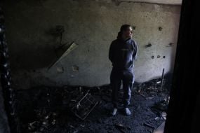 Місцевий житель оглядає своє пошкоджене після масованої атаки росії житло  на вулиці Автозаводській в Києві