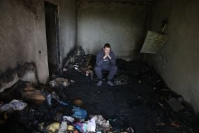 Місцевий житель у своїй пошкодженій після масованої атаки росії квартирі  на вулиці Автозаводській в Києві