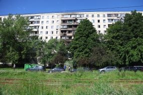 Пошкоджений після масованої атаки росії фасад житлового будинку на вулиці Автозаводській в Києві