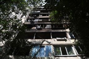Пошкоджений після масованої атаки росії фасад житлового будинку на вулиці Автозаводській в Києві