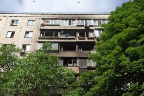 Пошкоджений після масованої атаки росії фасад житлового будинку на вулиці Автозаводській в Києві
