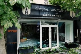 Пошкоджений після масованої атаки росії офіс житлового комплексу Crystal Park Tower на Берестейському проспекті  в Києві