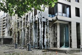 Пошкоджений після масованої атаки росії фасад житлового будинку на Берестейському проспекті в Києві