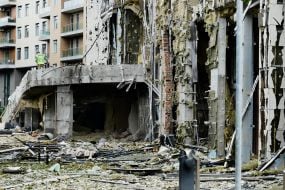 Пошкоджений після масованої атаки росії фасад житлового будинку на Берестейському проспекті в Києві