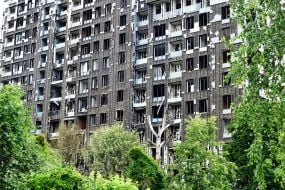 Пошкоджений після масованої атаки росії фасад житлового будинку на Берестейському проспекті в Києві