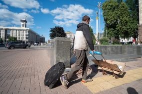 Мужчина с тележкой в центре Киева