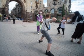 Аниматор в костюме клоуна и дети