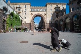 Пожилая женщина с сумкой-тележкой в центре Киева