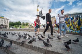 Молодые люди на  Майдане Незалежности в Киеве