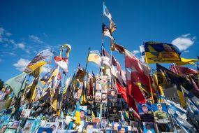 Флажки и фото в память о погибших украинских воинах в центре Киева