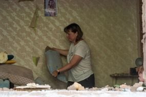 Жительница пострадавшего от российского обстрела дома