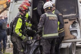 Спасатели  переносят тело погибшего в спецавтомобиль