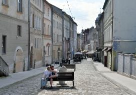 Горожане и туристы на одной из улиц во Львове