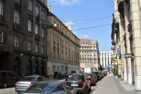 Припаркованные вдоль дороги автомобили во Львове