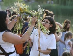 Дівчина з вінком під час святкування Івана Купала