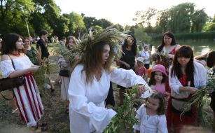 Дівчата плетуть вінки під час святкування Івана Купала