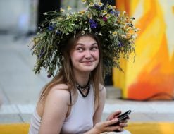 Дівчина у вінку під час святкування Івана Купала