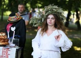 Дівчина у вінку під час святкування Івана Купала