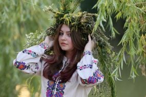 Дівчина у вінку під час святкування Івана Купала