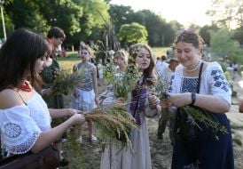 Дівчата плетуть вінки під час святкування Івана Купала
