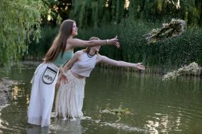Дівчата кидають вінки у воду під час святкування Івана Купала