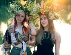 Дівчата у вінках під час святкування Івана Купала