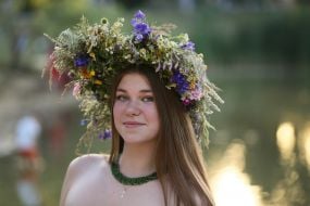 Дівчина у вінку під час святкування Івана Купала