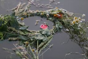 Купальський вінок із польових квітів зі свічкою