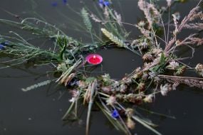 Купальський вінок із польових квітів зі свічкою