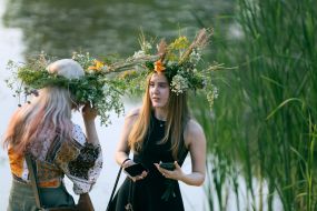 Дівчата у вінках під час святкування Івана Купала