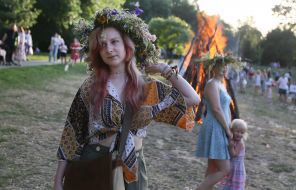 Дівчина у вінку під час святкування Івана Купала