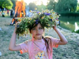 Дівчинка у вінку під час святкування Івана Купала