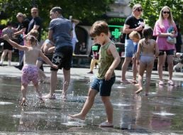 Львовяне охлаждаются в городском фонтане