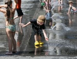 Львовяне охлаждаются в городском фонтане