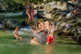 Дети играют в воде в "Голубой лагуне" на реке Люта в Закарпатской области
