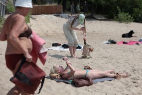 Люди відпочивають на Центральному пляжі на Трухановому острові  в Києві