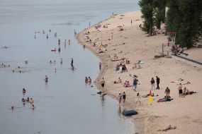Люди відпочивають на Центральному пляжі на Трухановому острові  в Києві