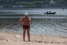 Люди відпочивають на Центральному пляжі на Трухановому острові  в Києві