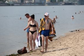 Люди відпочивають на Центральному пляжі на Трухановому острові  в Києві