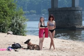 Люди відпочивають на Центральному пляжі на Трухановому острові  в Києві