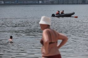 Люди відпочивають на Центральному пляжі на Трухановому острові  в Києві