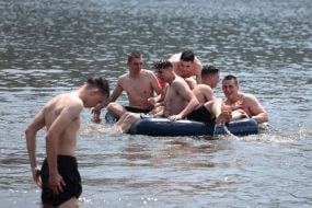 Люди відпочивають на Центральному пляжі на Трухановому острові  в Києві