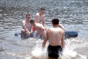 Люди відпочивають на Центральному пляжі на Трухановому острові  в Києві